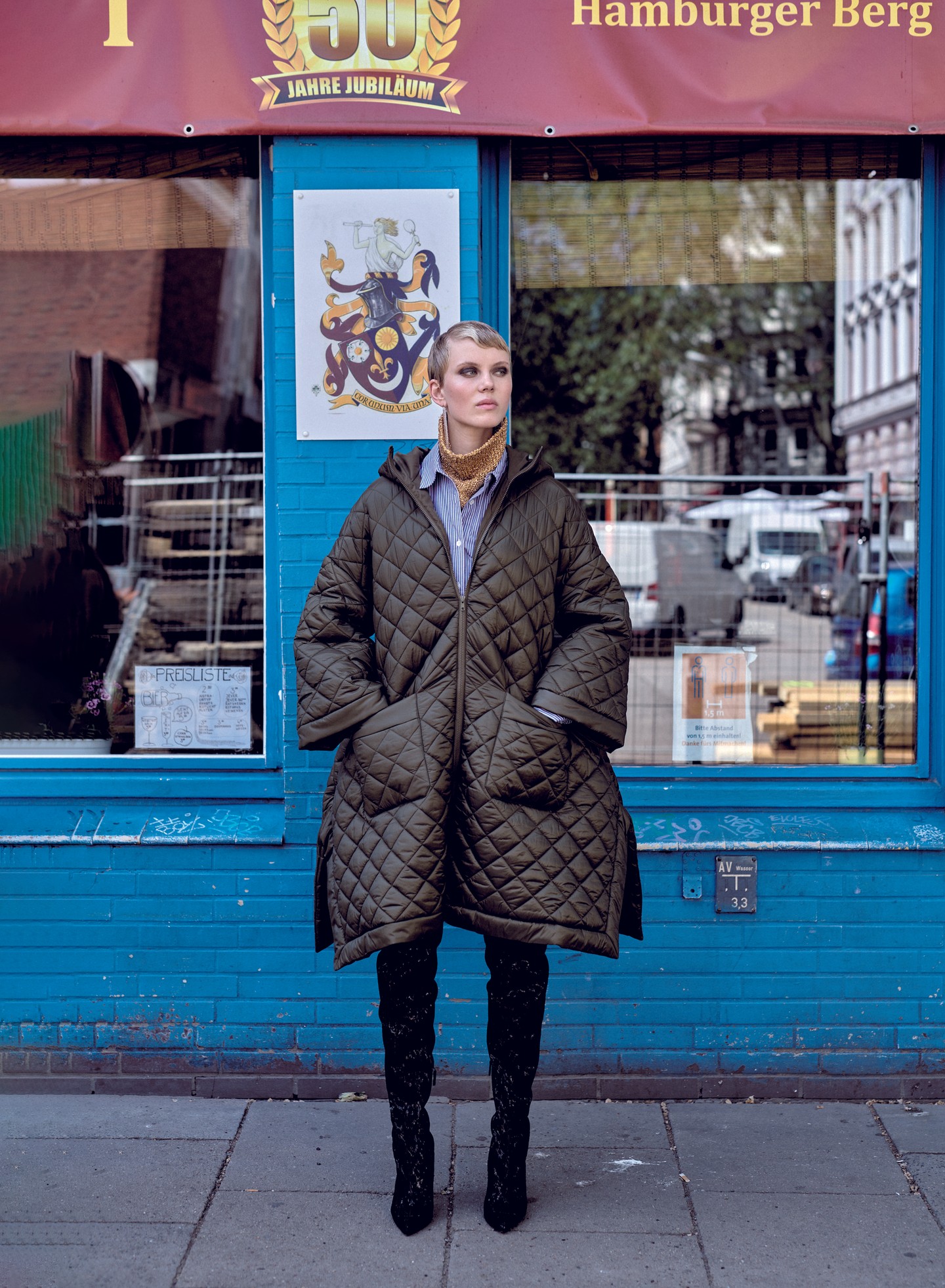 EGY STEPPELT KABÁT NEM CSAK A HÉTVÉGI KIRÁNDULÁSON TÖKÉLETES VISELET. IDEJE ÚJ DOLGOKAT KIPRÓBÁLNI! Kabát YOOXIng VERONICA BEARD Fülbevaló SASKIA DIEZ Vintázs nyakmelegítő WOLFGANG JOOP Csizma MARCELL VON BERLIN