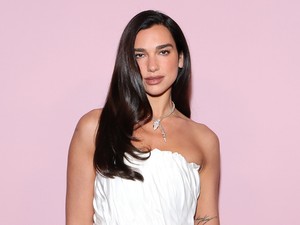Mintha egy filmből lépett volna ki, Dua Lipa talpig Chanelben tündökölt második, szicíliai esküvőjén