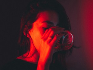 Az alkoholizmus betegség, ami kihat a függő gyermekeire is - érintett nők meséltek édesanyjuk alkoholproblémáiról