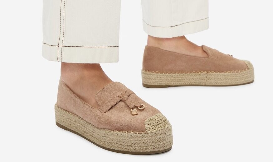 A CCC kollekciója platformos, finoman hímzett, pántos és minimalista fazonokat is felvonultat.