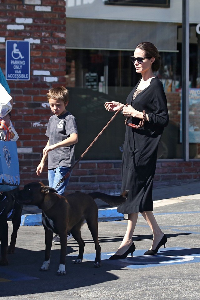 Angelina Jolie törpe sarkú