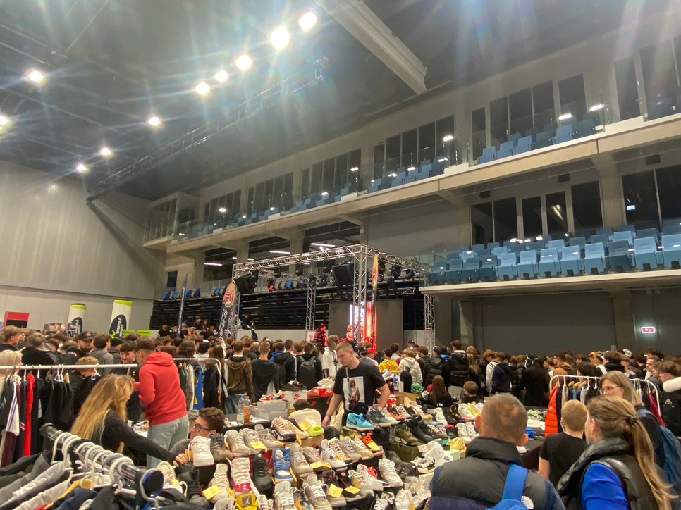 Zsúfolásig megtelt a Sneakerness Budapest vásártere, ahol a látogatók ritka sneakereket, streetwear darabokat és exkluzív megjelenéseket kereshettek