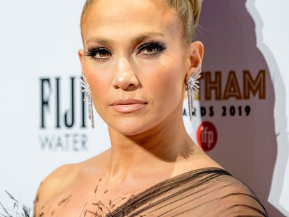 Jennifer Lopez megidézte a 90-es évek szalagavatóit ezzel a frizurával