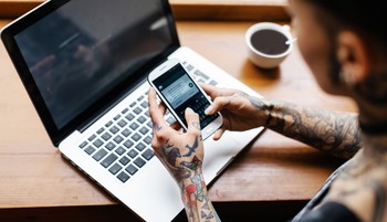 Meggondolatlan Facebook-posztok, kínos képek - te figyelsz a digitális lábnyomodra?