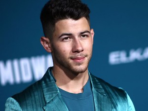 Férfi selyemszettben? Miért is ne? Nick Jonasnak még ez is jól áll!