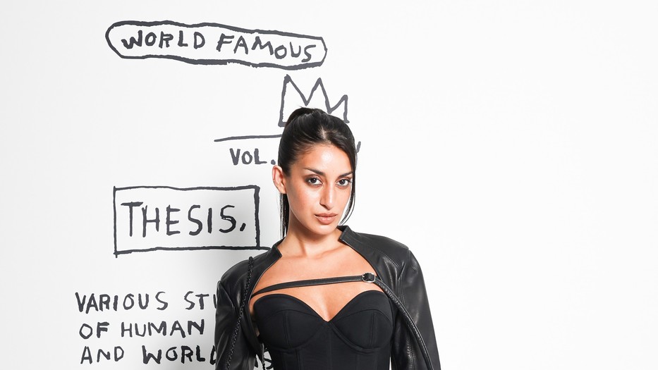 Anaa Saber inluenszer a H&M Basquiat kollekciójának egyik darabját viseli