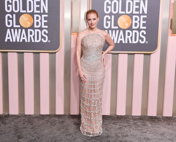A 2023-as Golden Globe-gálán Jessica Chastain egy kristályokkal díszített, pókhálószerű Oscar de la Renta ruhát viselt, ami a meztelenség illúzióját keltette. 