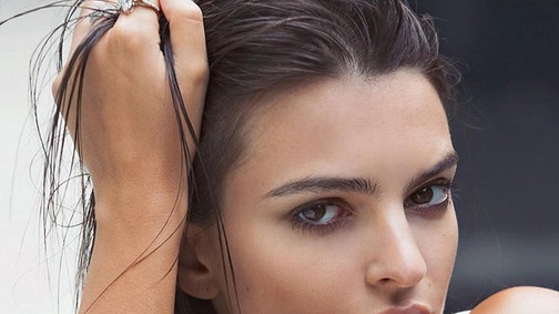 Emily Ratajkowski kiköpött Jackie Kennedy ezzel a frizurával