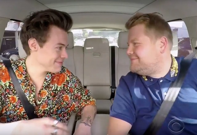 Minden idők legnagyobb karácsonyi videója! Nézd meg hogy csókolja meg Harry Styles James Cordent