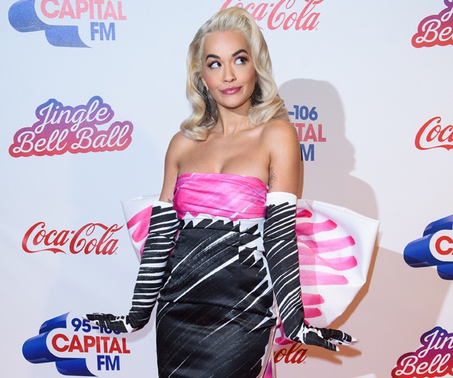 Rita Ora Moschino ruhában