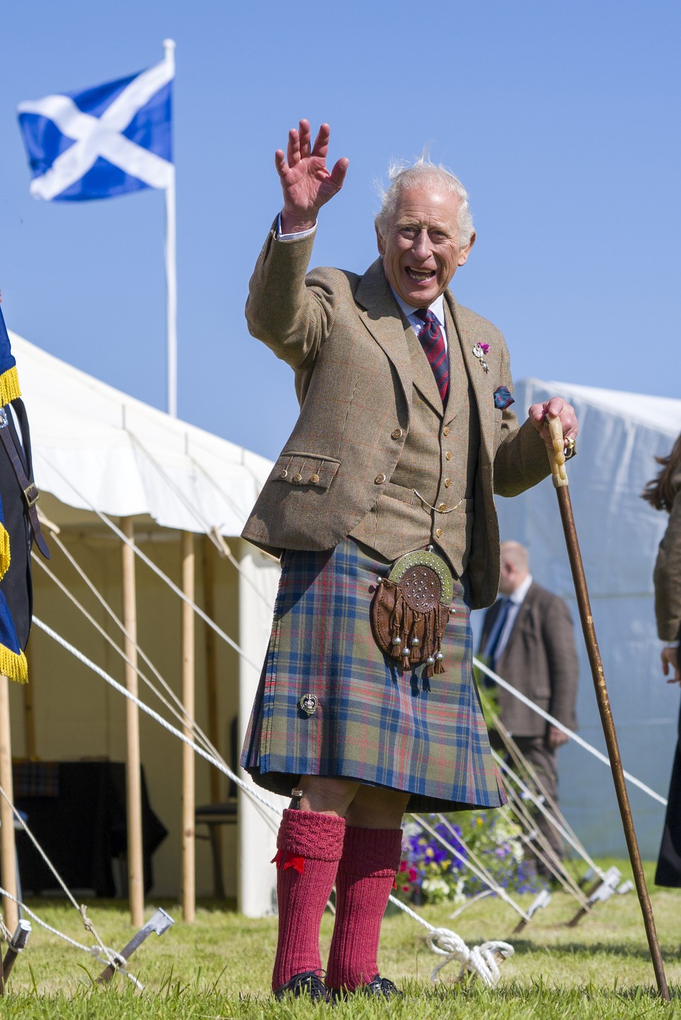 Károly király sétapálcával érkezett a skóciai sporteseményre