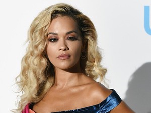 Rita Ora bugyivillantós estélyiben szexizett