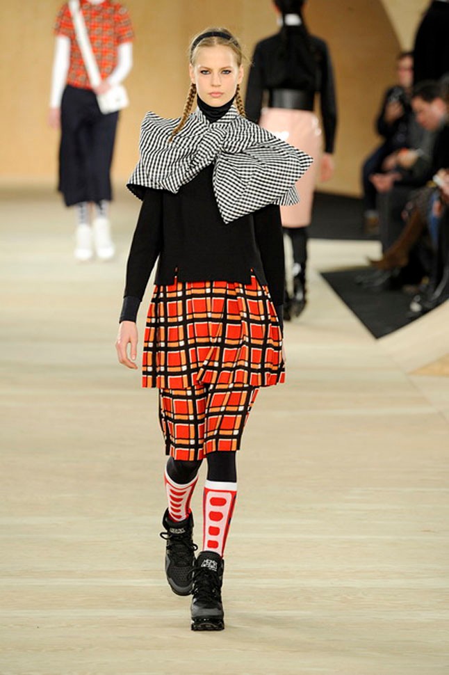 Extravagáns részletek. MARC BY MARC JACOBS - Egy trükkös csavarral extrém nyakbavalót varázsolhatsz a sáladból - kockáztasd meg a megszokottól eltérő megoldásokat!