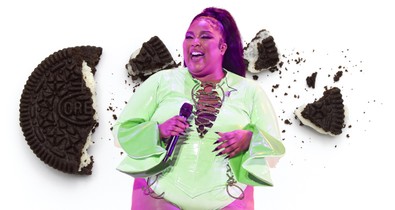 Lizzo kipróbálta a Tiktok legőrültebb, gusztustalannak tűnő Oreo-trendjét, és úgy tűnik bejött neki