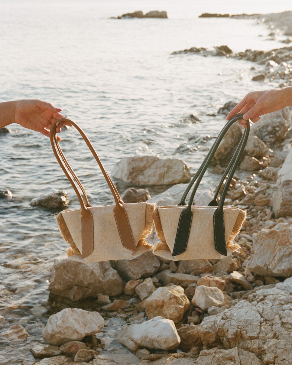 Szekeres Ákos minden vásárlójának pontos használati útmutatót ad a vásárlás előtt, ezzel is felkészítve a boldog táskatulajdonost a megfelelő használatra és a tartós viselésre