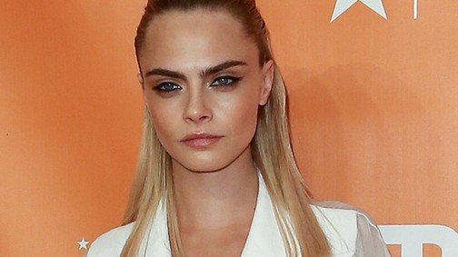 Cara Delevingne annyira szexi és nőies ebben a ruhában, hogy már-már hihetetlen