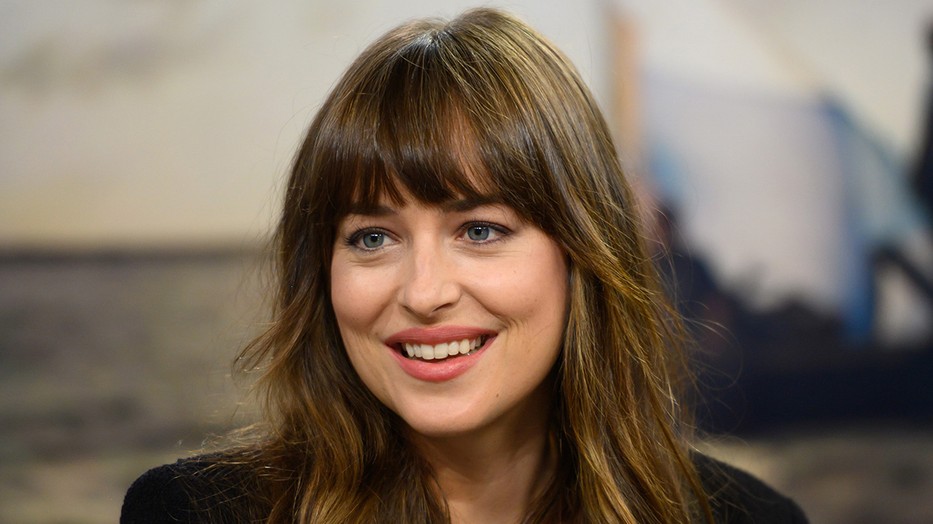 Dakota Johnson és a tökéletes frufruja diktálják idén ősszel a divatot