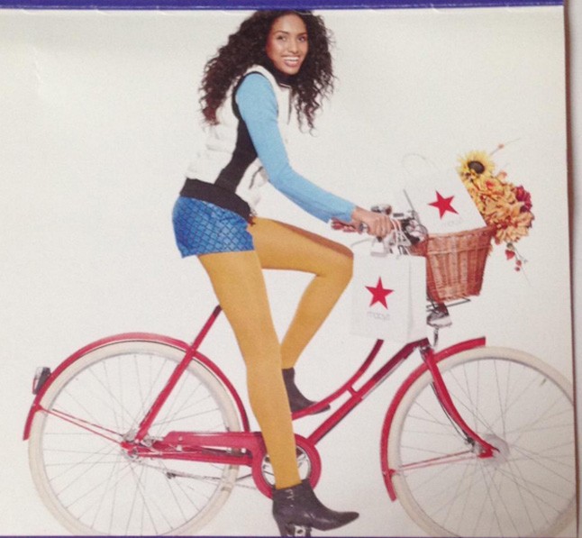 A Macy´s reklámja a nyereg nélküli biciklivel, és a modellel akik mégis úgy tesz, mintha lenne nyereg a biciklijén