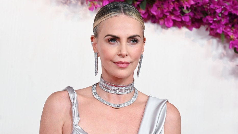 Charlize Theron pucérruhás fotói felperzselték az Instagramot 