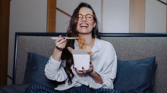 Soha ne egyél ezekből az ételekből lefekvés előtt, mert valójában borzasztóan öregítenek