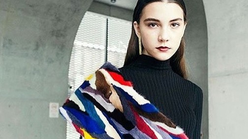 Belehalt egy 14 éves modell a 13 órás divatbemutatóba!