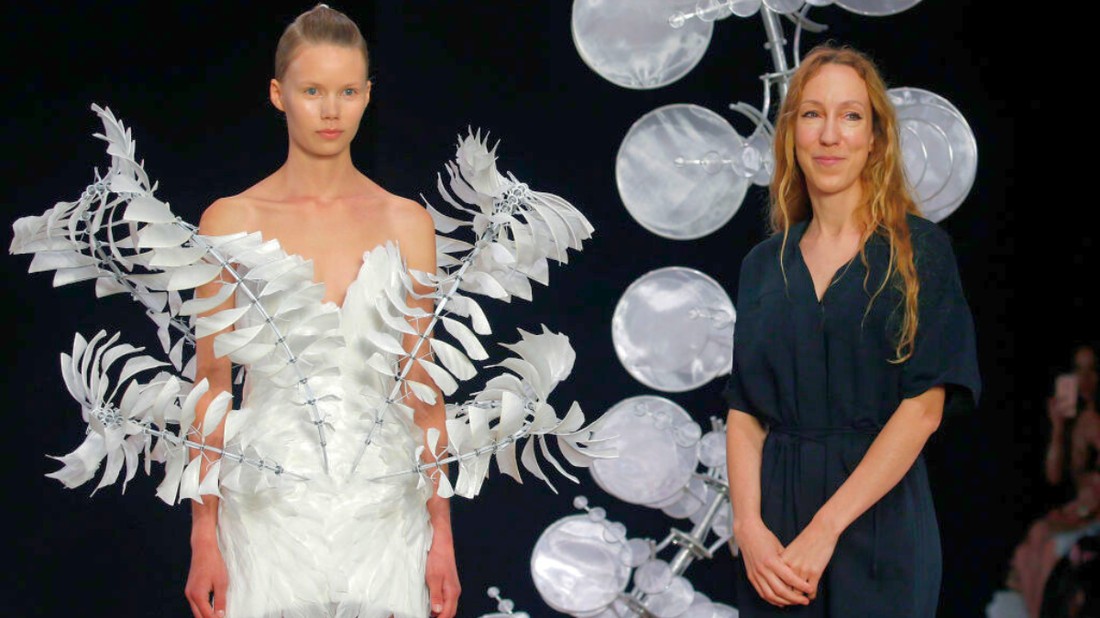 Iris van Herpen és egyik modellje a Párizsi Divathéten 2021-ben