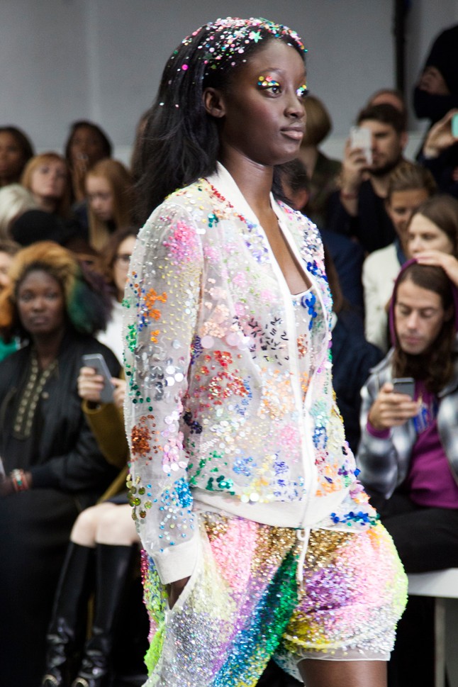 Méltó lezárása a londoni divathétnek az Ashish show