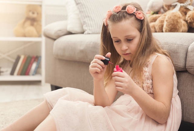 Azta! Agyagból készített magának elképesztő manikűrt a 10 éves kislány, mert nem engedték, hogy műkörme legyen