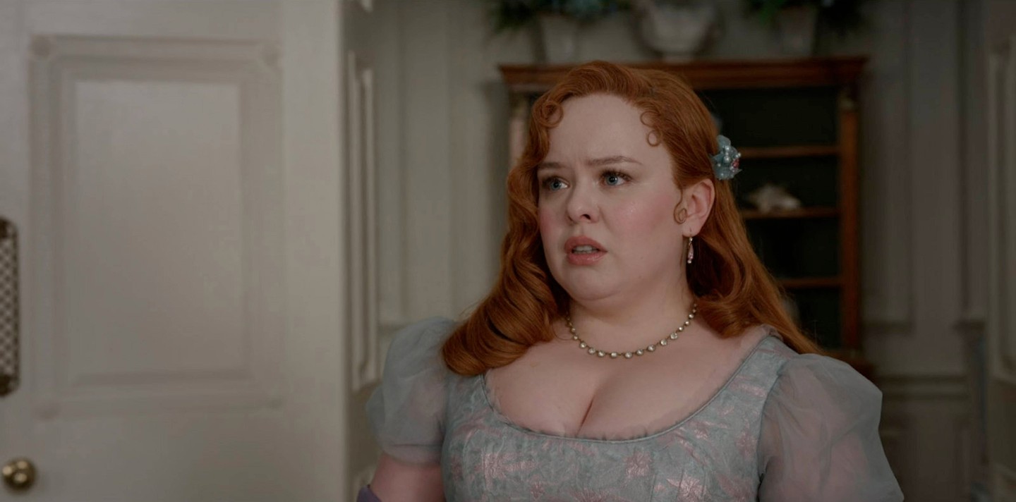 Penelope karakterét a sorozatban fiatalabbként ábrázolják, mint a könyvekben: előbbi alapján még csak a húszas évei elején jár...