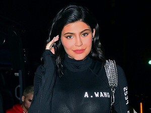 Kylie Jenner elképesztő cuccokban veti magát az éjszakába 3 hónappal a szülés után