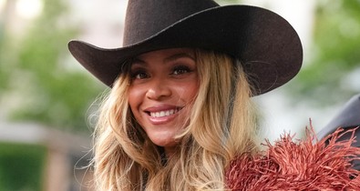 Mintha kísértetet látnánk: Beyoncé és Jay-Z 14 éves lánya mindenkit elképesztett a Met-gálán, Blue Ivy szinte kiköpött édesanyja