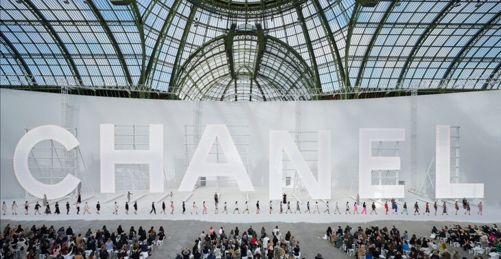 A Chanel 2017-es divatbemutatója a párizsi Grand Palais-ban óriásit robbant