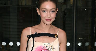 Gigi Hadid a hónap legnevetségesebb szettjében: mi ez a zokni?