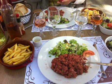 Tatárbifsztek provance-i módra, tradicionális hasábburgonyával
