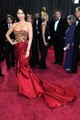 A tavalyi Oscar gálán gyönyörű vörös szatén Marchesa csodában.