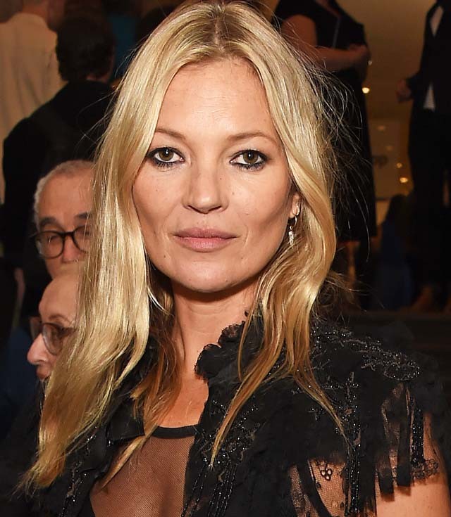 Kate Moss egy jachton szexizik fürdőruhában és még mindig egy igazi topmodell