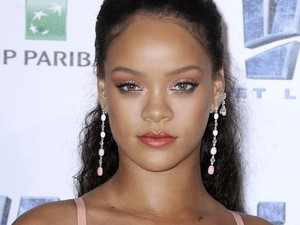 Rihanna ízlése sikoltva elmenekült, újabb teljesen előnytelen ruhában a sztár