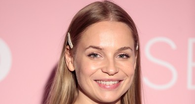 Iszak Eszter a világ egyik legapróbb bikinijében élvezi az indiánnyarat