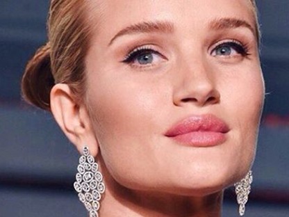 Senki sem tud olyan stílusosan mellet villantani, mint Rosie Huntington-Whiteley