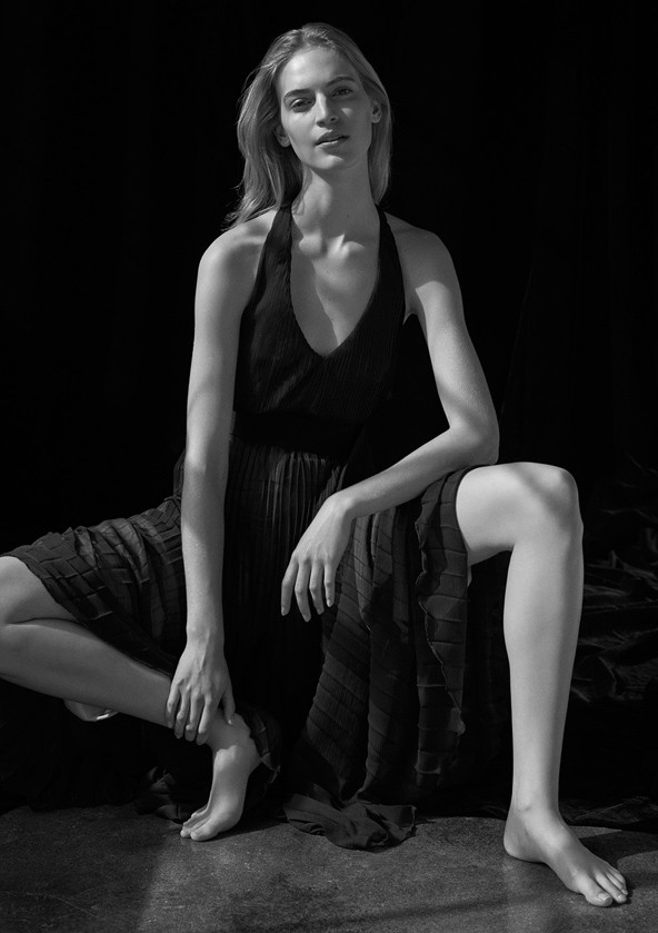 Monokróm múzsa - Gyönyörű fotósorozatban Axente Vanessa!