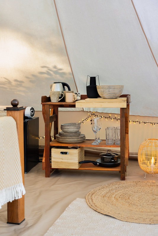 Glamping sátor a Bonami bútoraival, tárgyaival berendezve