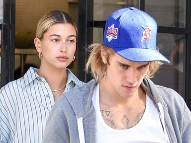 Hailey Baldwin egy szál túlméretezett ingben flangál Justin Bieberrel