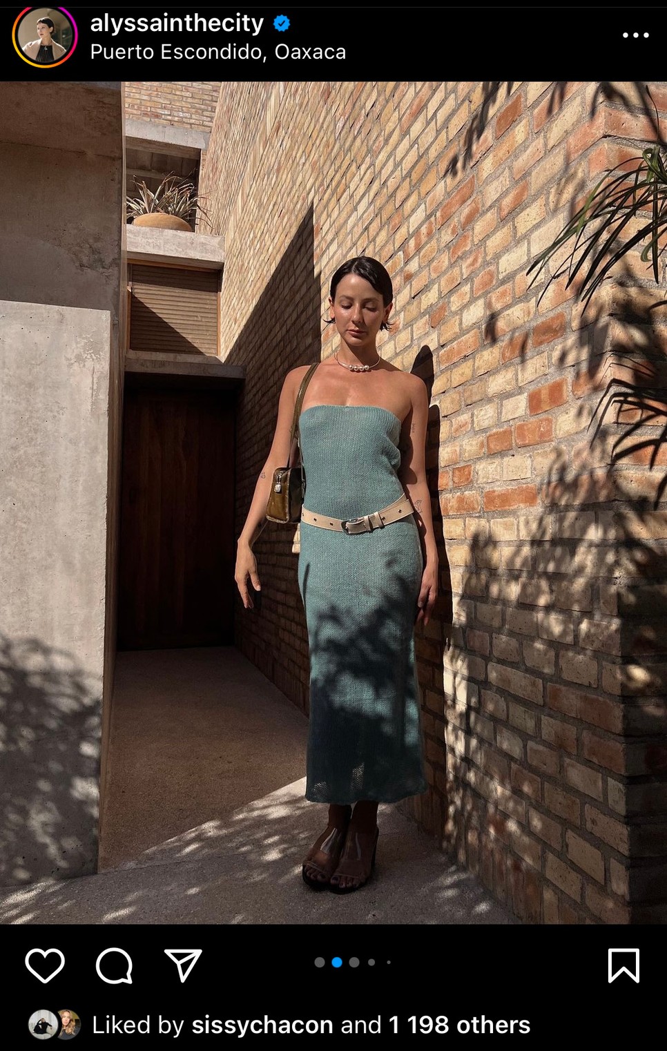 A csőruhák minimalista stílusban idézik a kilencvenes éveket.