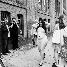 Navabi kampány meztelen plus size modellel