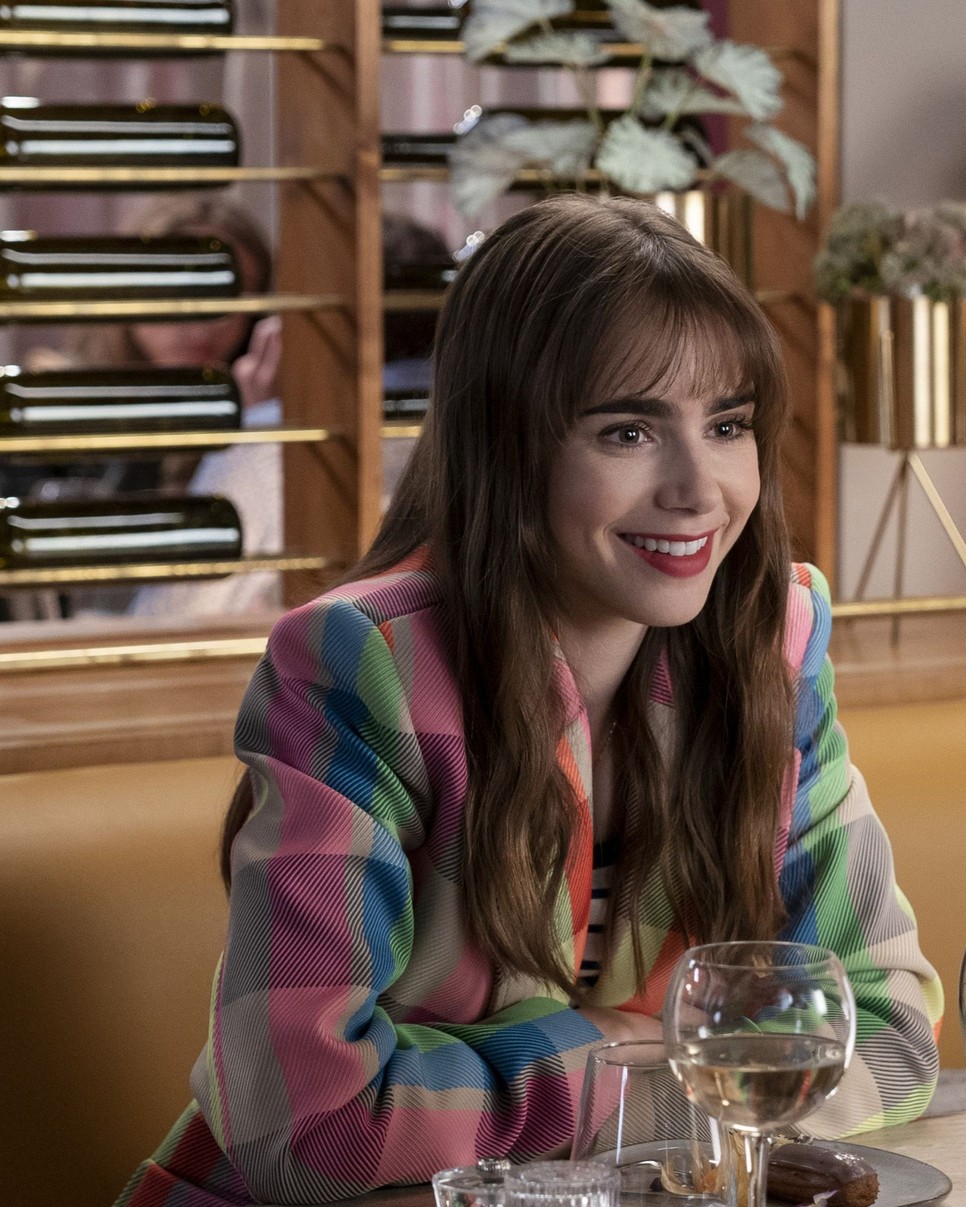 Emily egy nagyon színes Mira Mikati blézerben