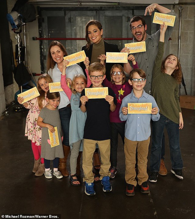 Ashley Graham egy jóságos tündér: elképesztő dologgal lepett meg két rászoruló családot