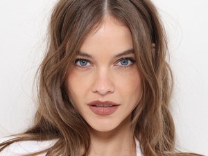 Palvin Barbara melltartó és nadrág nélkül lépett ki az utcára, élete egyik legmerészebb szettjét viselte