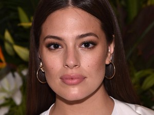 Ashley Graham bevallotta: kiskorában kétszer is bántalmazták szexuálisan