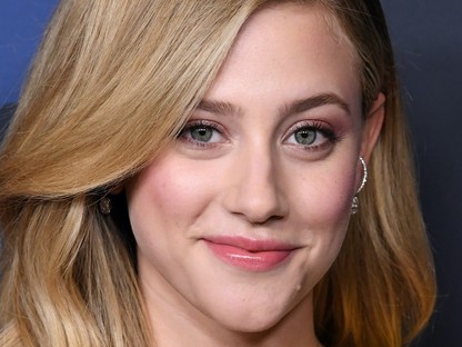 Lili Reinhart a napsárba ruhájában hatalmasakat villantott a Governors gálán