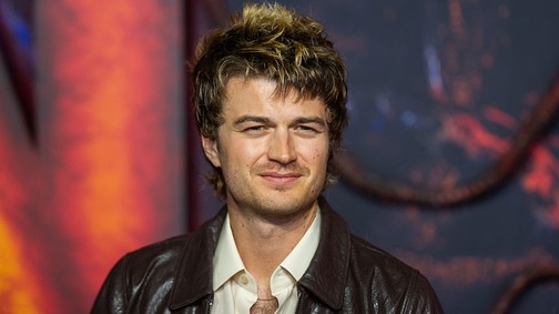 Felismernéd? Így nézett ki a Stranger Things Steve Harringtonját alakító Joe Keery élete első vörös szőnyeges megjelenésekor
